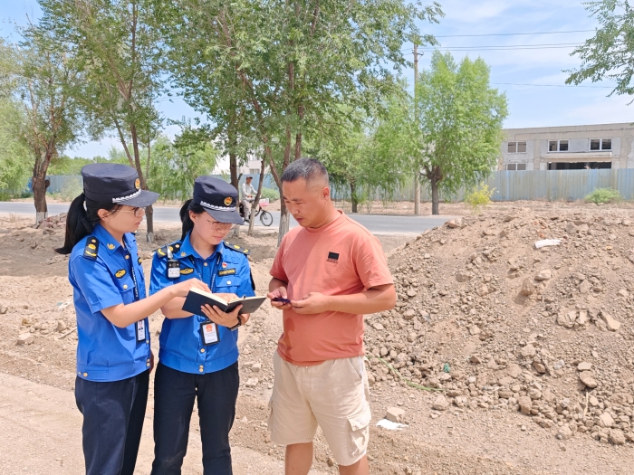 七师住建局城管支队“七一”组织执法人员开展扬尘治理工作